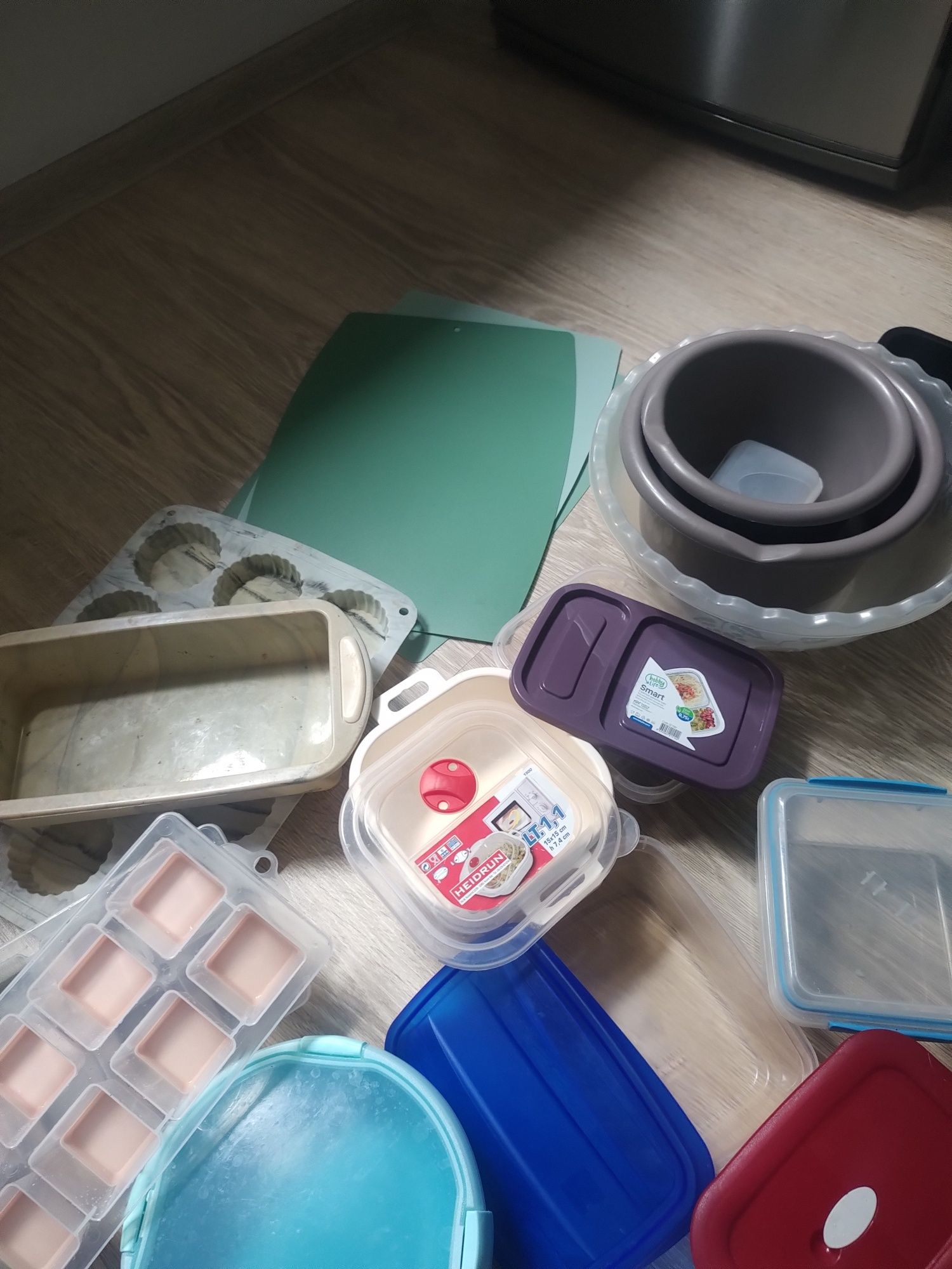 Zestaw plastikowych pojemników, form, artykułów kuchennych