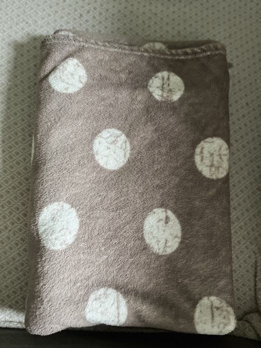 Koc dekoracyjny polarowy ciepły szaro-biały