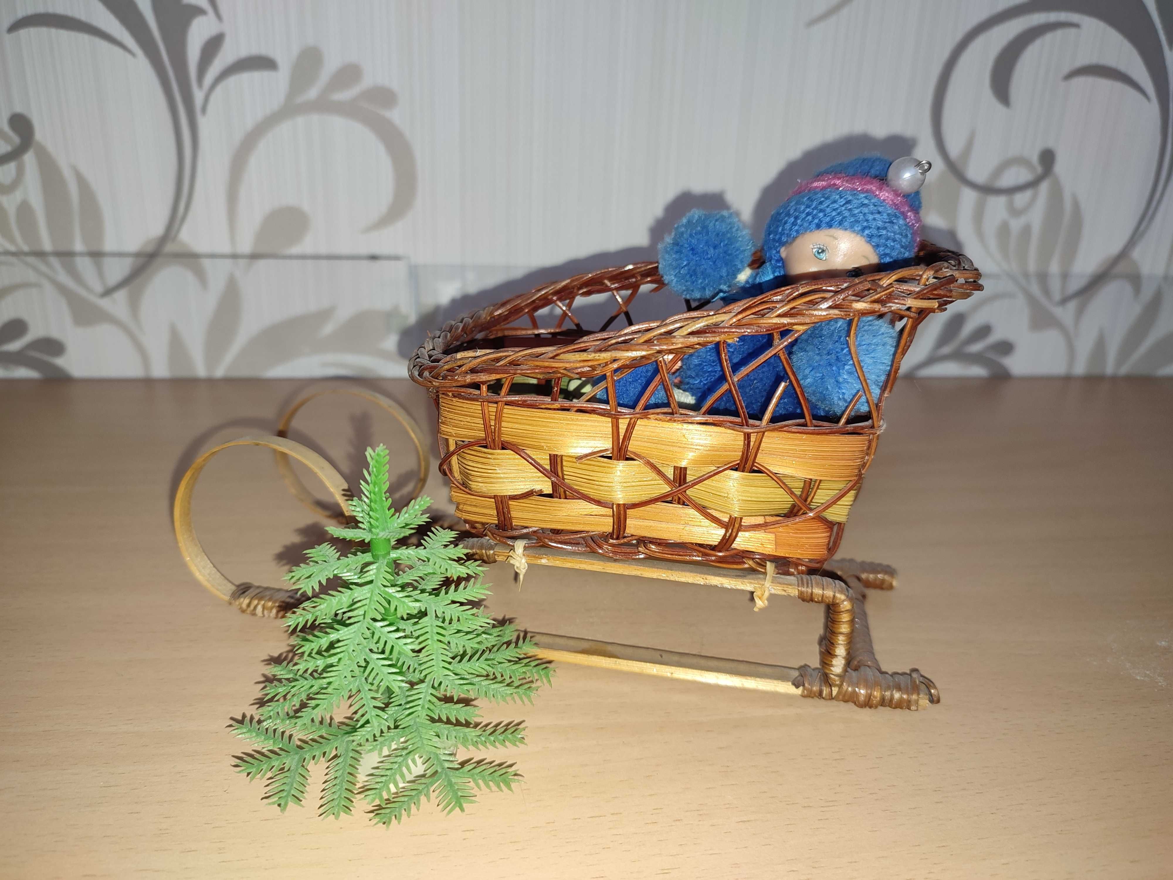 Детская игрушка сувенирные плетеные сани санки ручной работы.