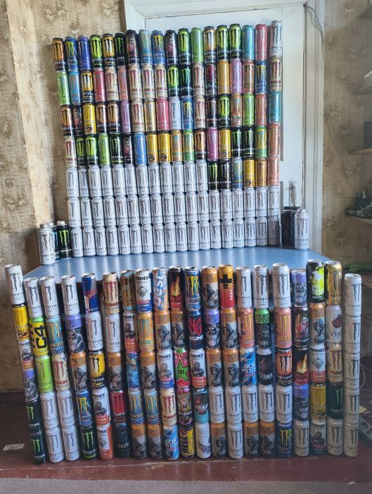 Колекция алюминиевых банок от энергетиков