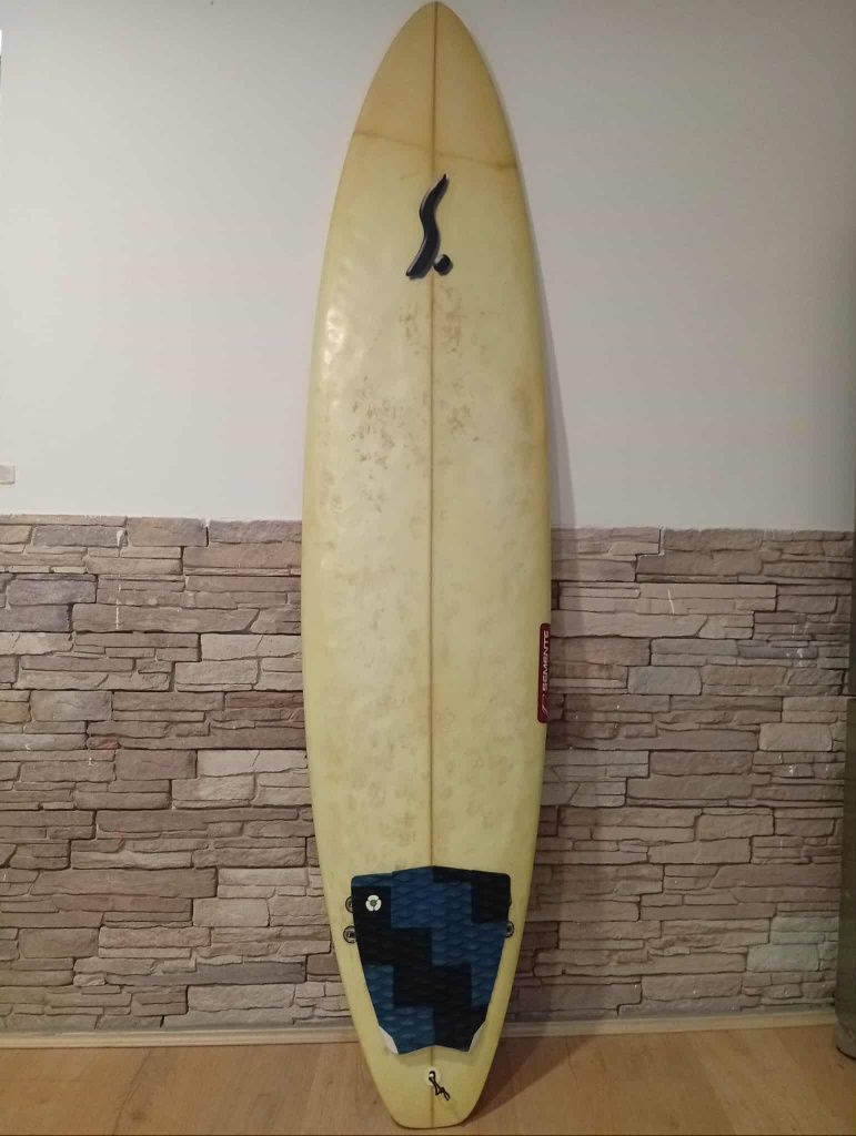 Prancha de surf em bom estado foi recuperada .