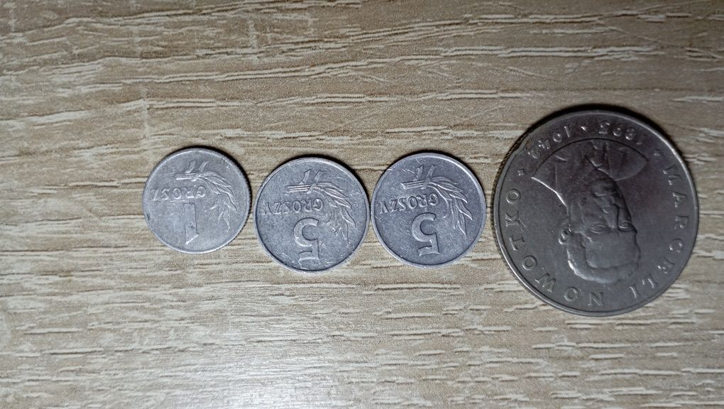 Stare monety i papierowe monety z czasów wojny.