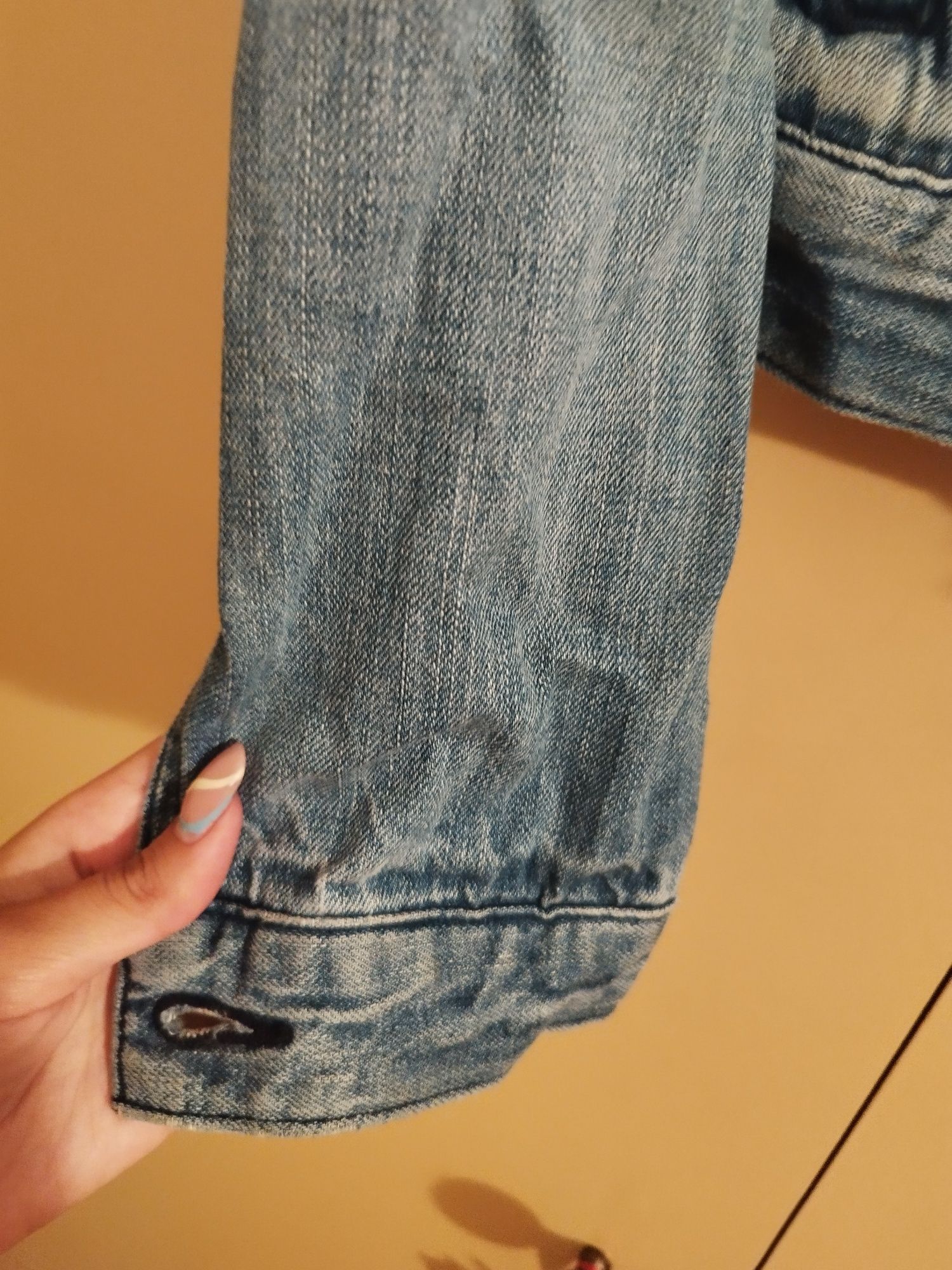 1 casaco ganga e 2 camisas (Levis, Stradivarius, fórmula jovem)