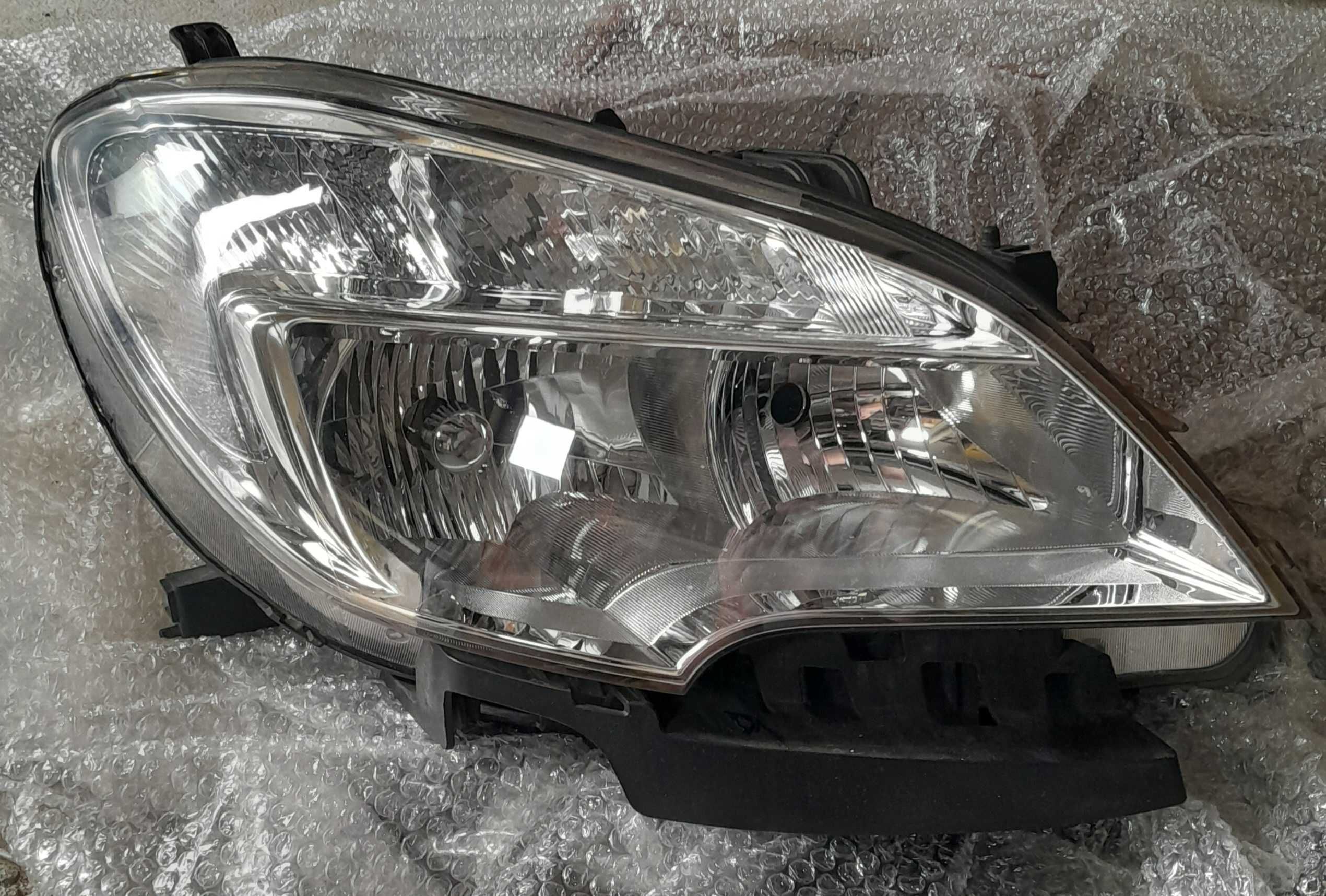 Opel Mokka Lampa Reflektor prawy używany 2014 r