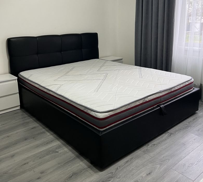 Ліжко двоспальне, чорного кольору з шікірзам.