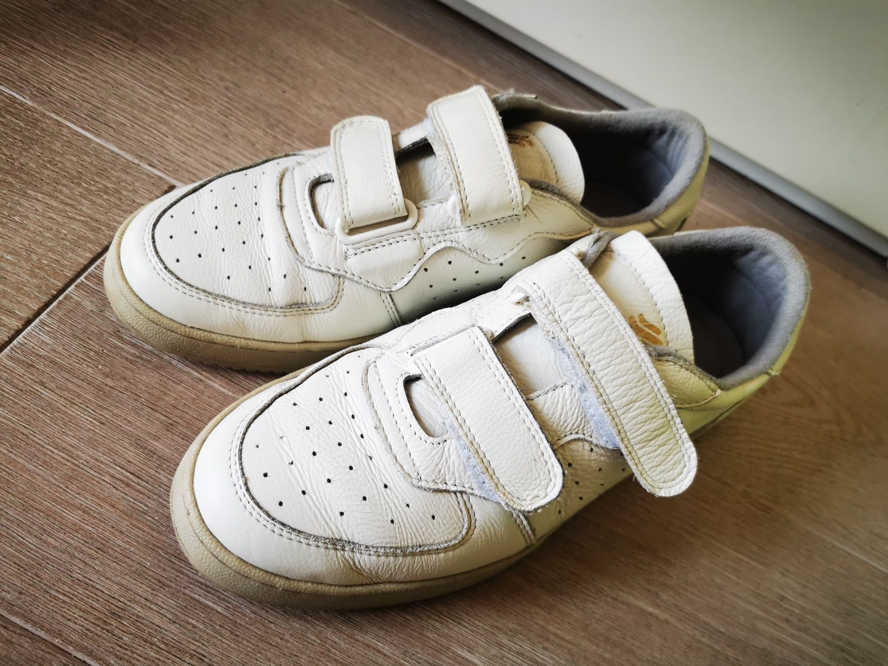 Buty sneakersy na rzepy Sofix białe r. 39 skóra naturalna bardzo dobr