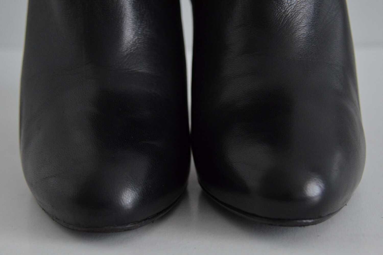 NIEPRZYZWOICIE SKROMNE kozaki The Seller na słupku i platformie 38