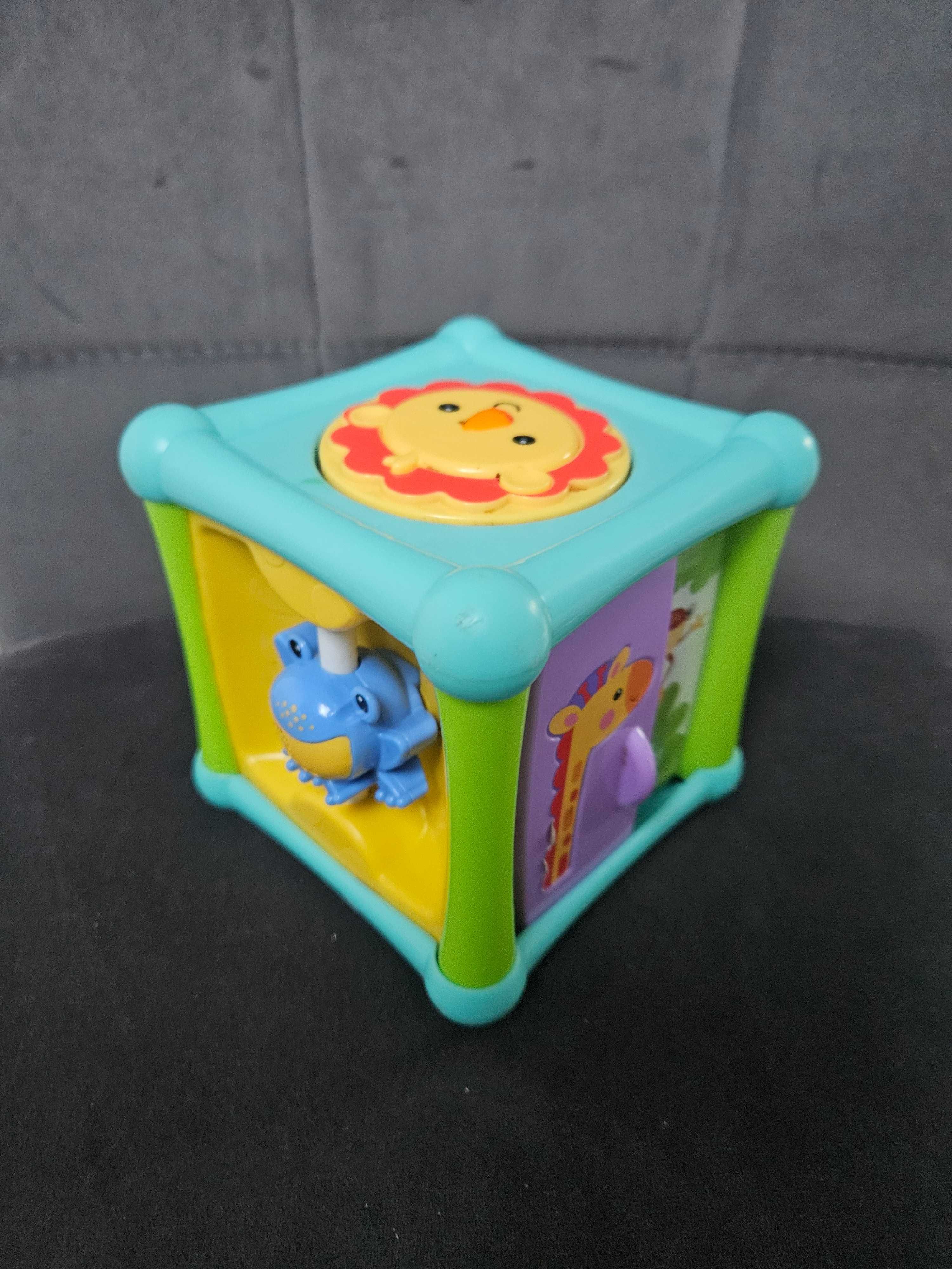 Fisher Price BFH80 Aktywna kostka do zabawy ma 5 ścianek.