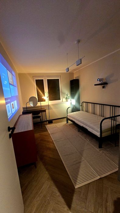 Pokój pierwszy najem jednoosobowy pokój Sowia z projektorem