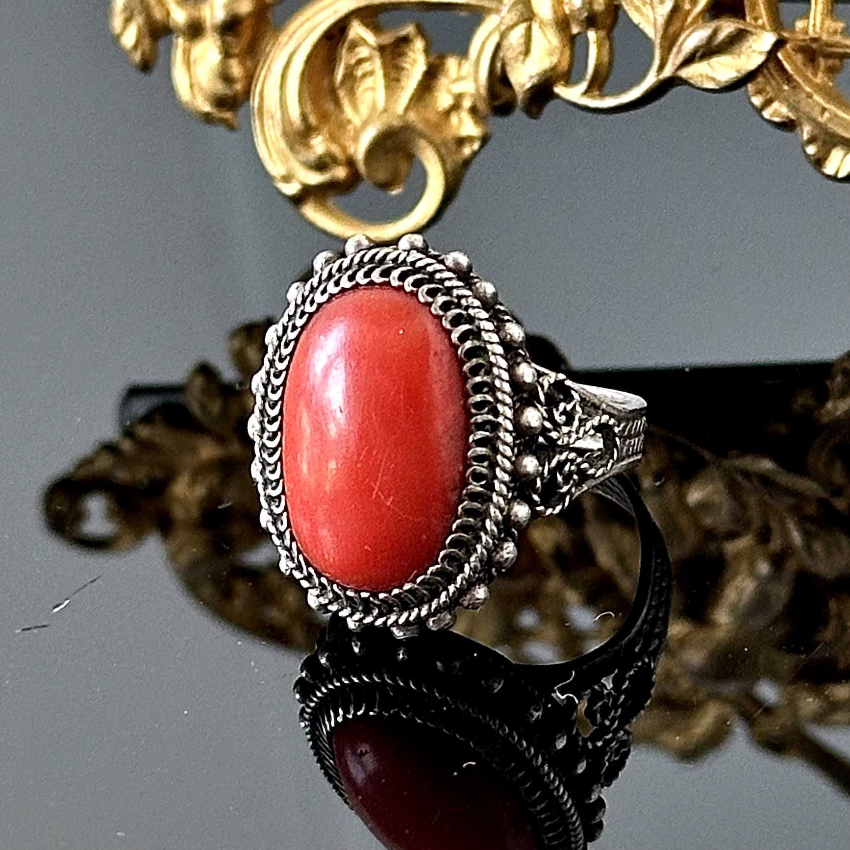 Srebrny pierścionek z naturalnym Koralem z ok. 1900 roku, próba 800