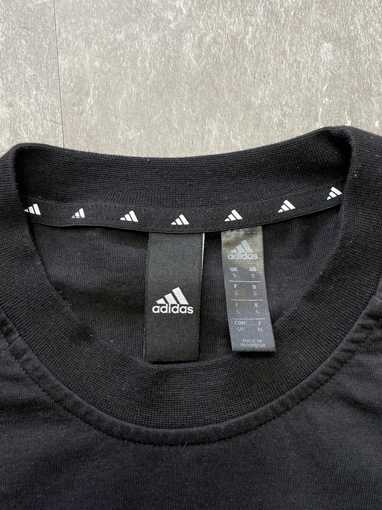 Чорна базова плотна футболка Adidas оригінал розмір S стан ідеал