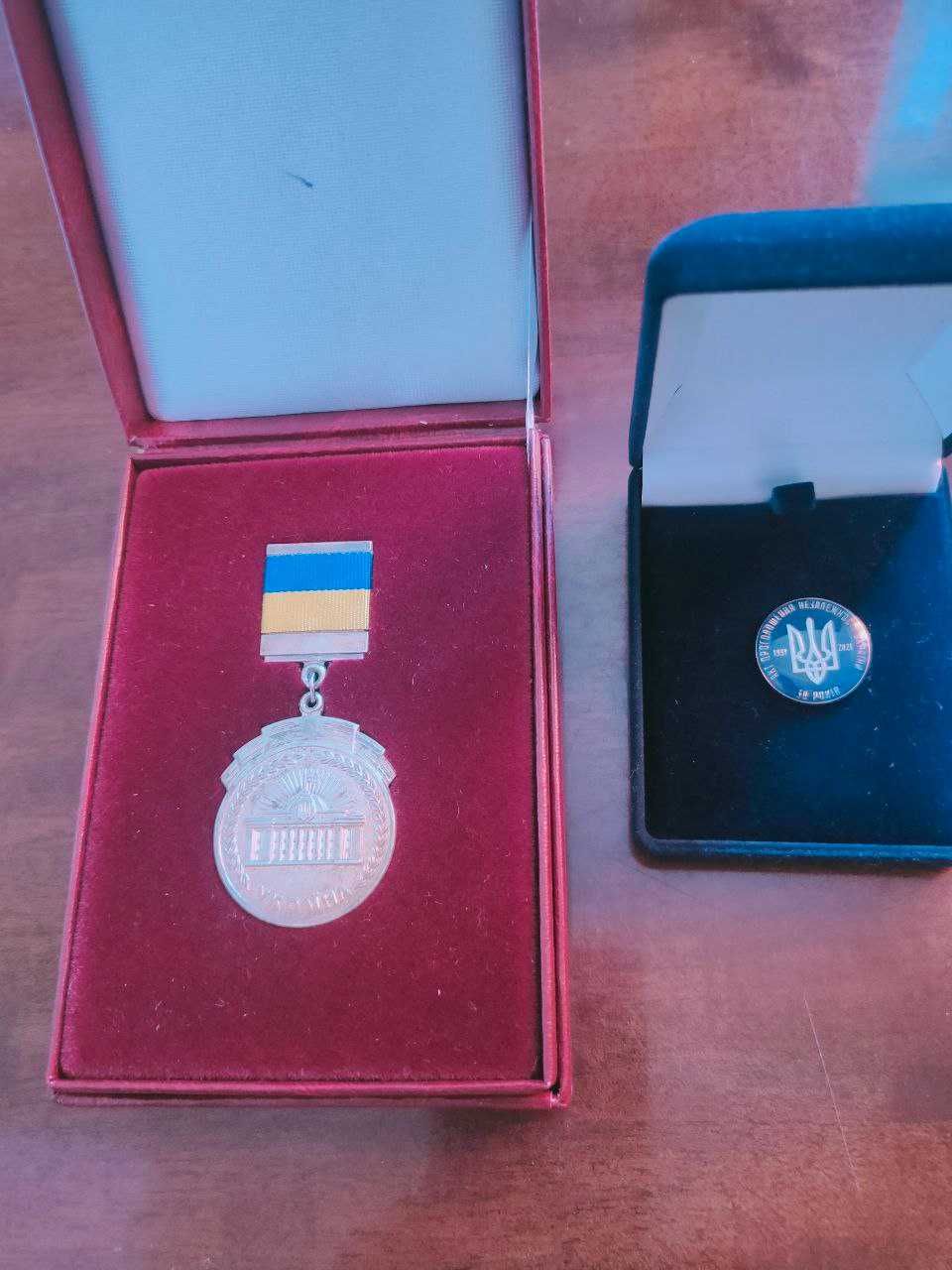 Медаль та Значок " 30 років Незалежності України". Висилаю.