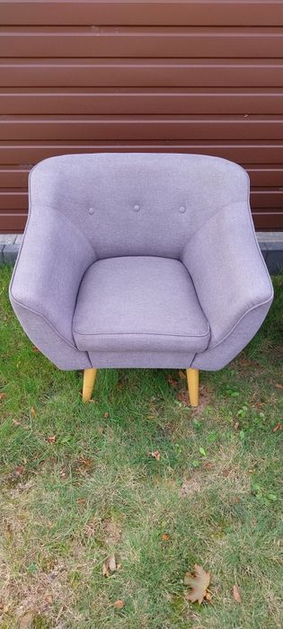 Zestaw mebli na nóżkach kanapa, fotel, stolik