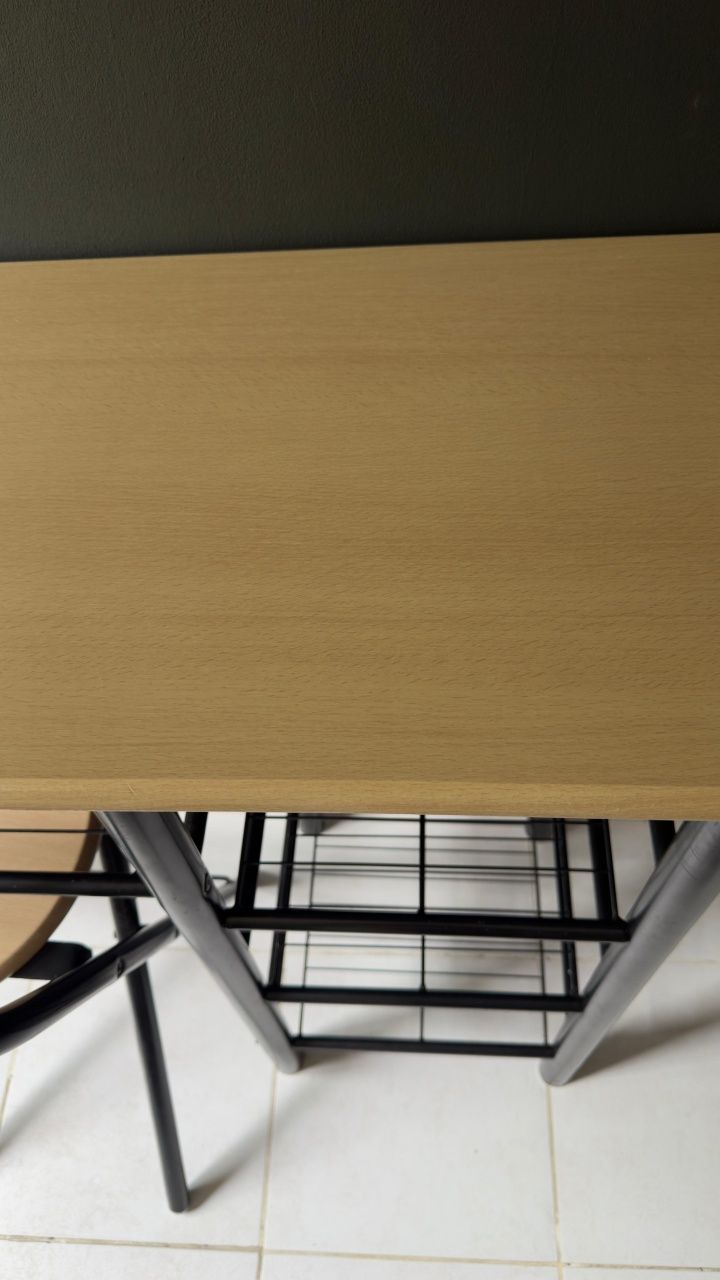 Mesa com arrumação e banco