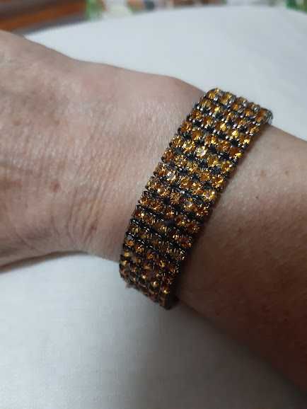 Pulseira com brilhantes dourados