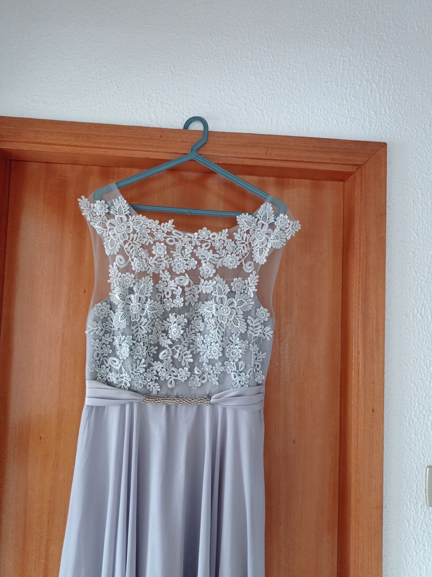 Vestido de cerimónia cinzento