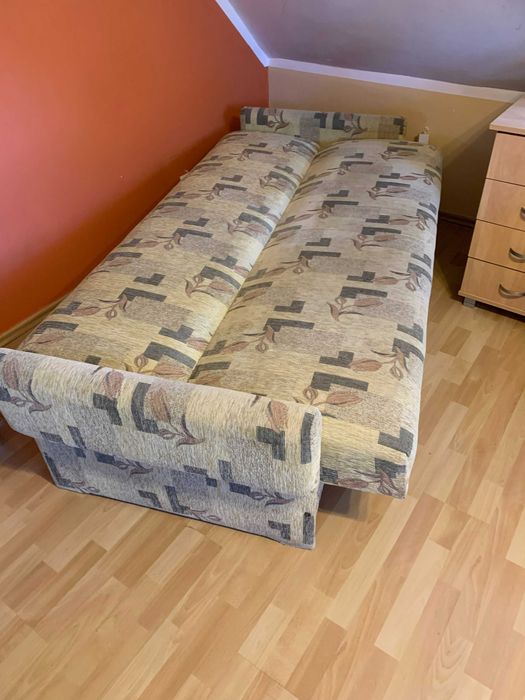 Wersalka  rozkładana z pojemnikiem na pościel.