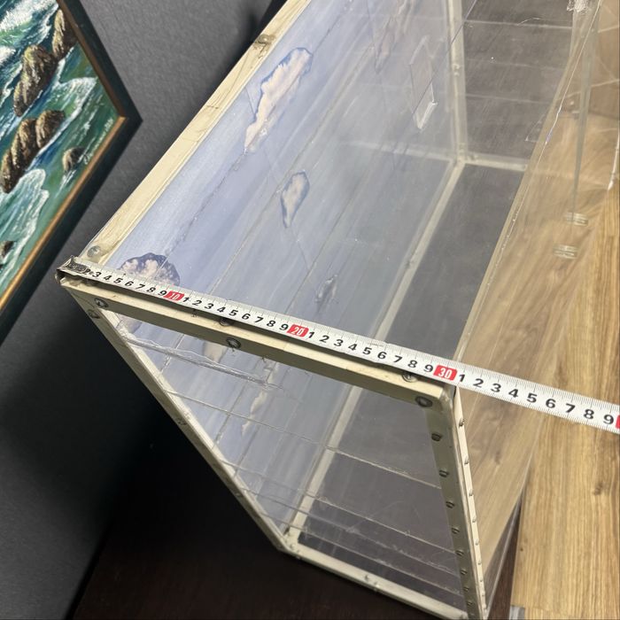 Шафа з оргскла. Використовувалась для стендових моделей.