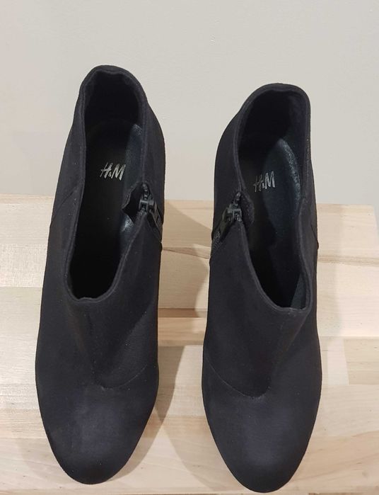 Czarne zamszowe botki na obcasie H&M 39
