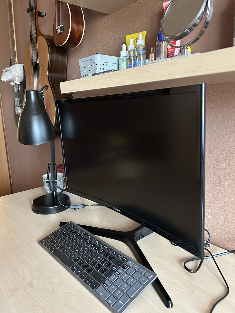Komputer stacjonarny gamingowy z monitorem i kartą sieciową