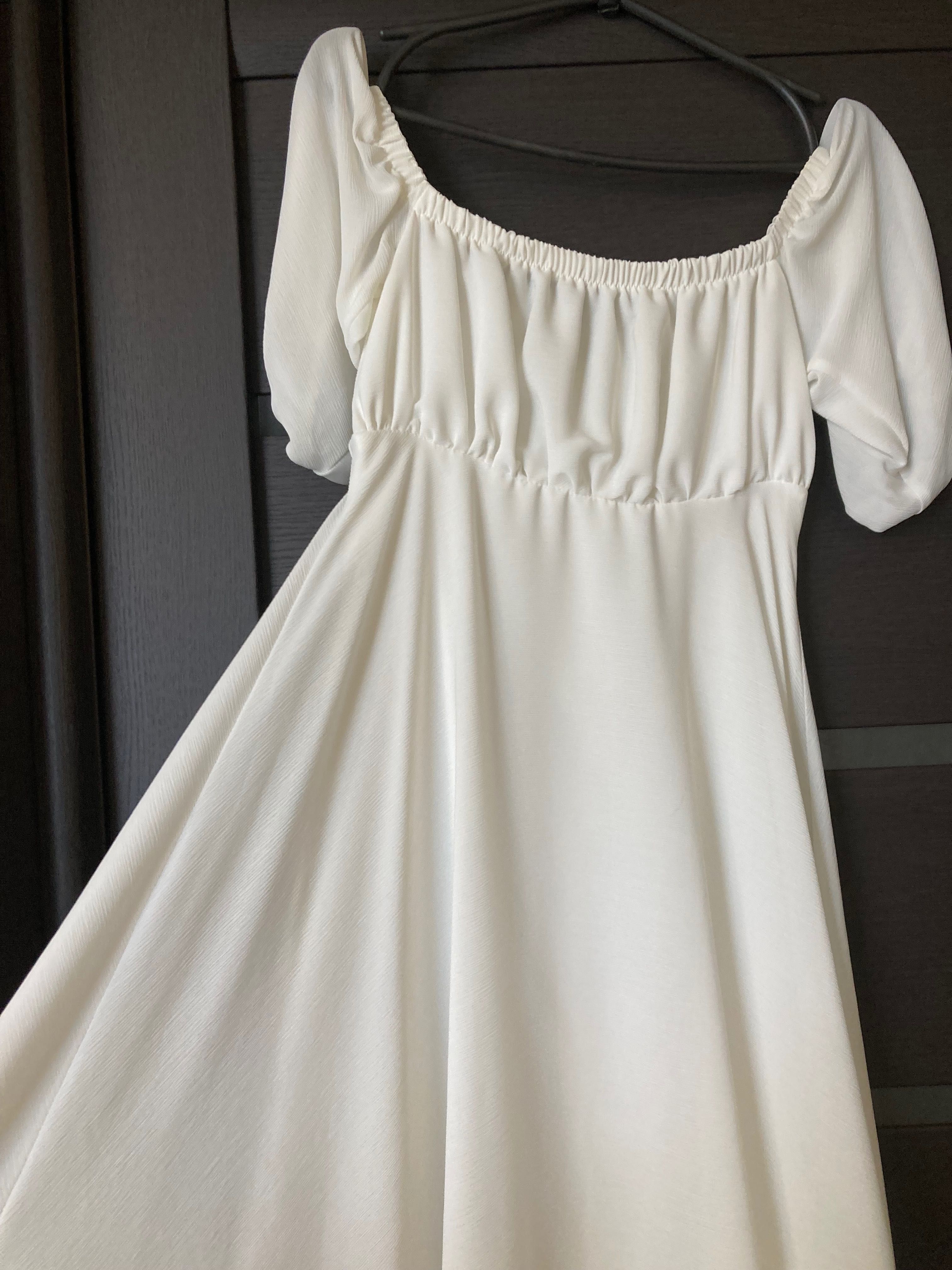 Біла легка сукня