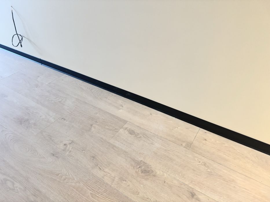 Укладка монтаж ламінату , монтаж плінтуса