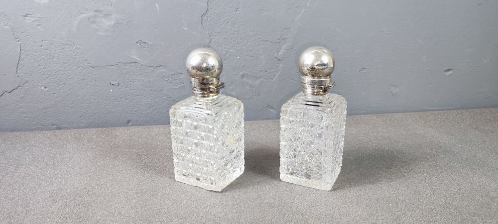 Dwie karafki okute srebrem próby 800 Francja korki  zakręc