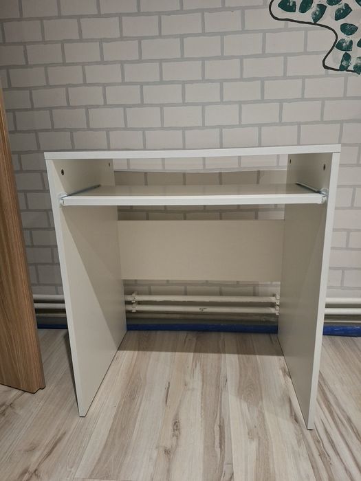 Małe, białe biurko