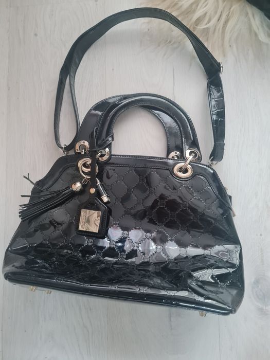 Czarna lakierowana torebka Kazar w bardzo dobrym stanie