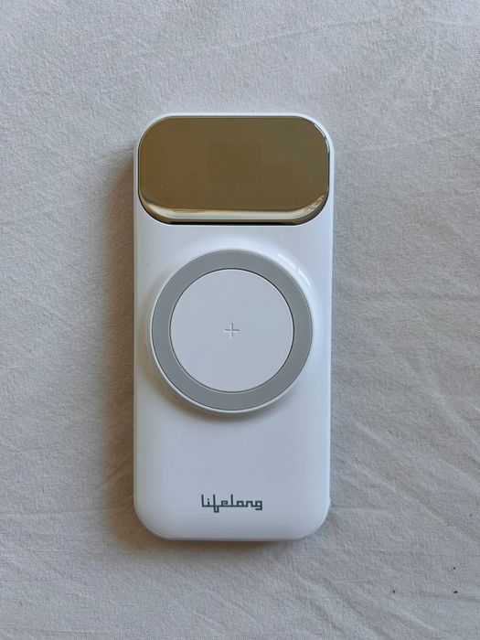 Powerbank 10 000 mAh z wbudowanym przewodem i wyświetlaczem