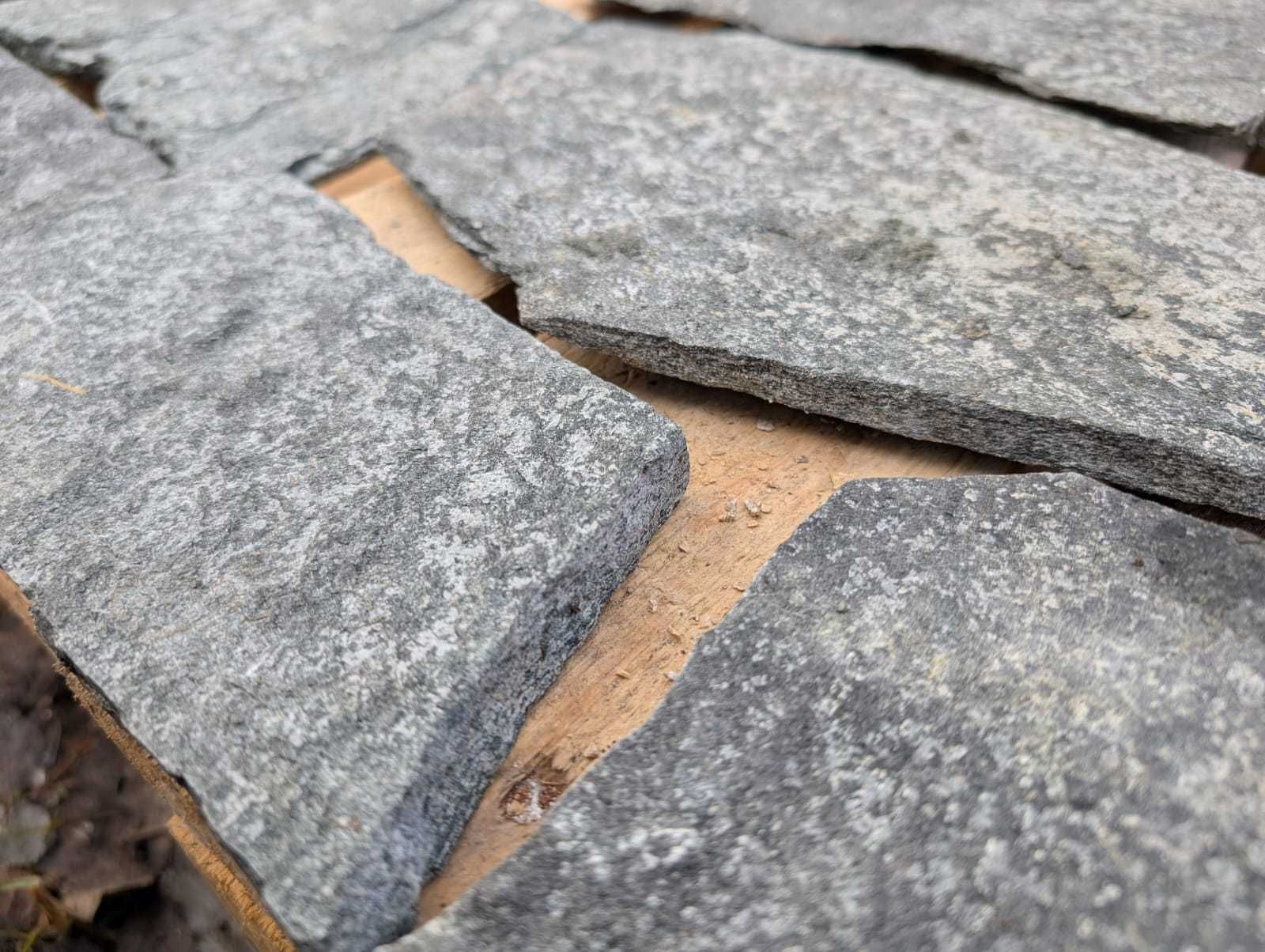 Kamień naturalny ciemny grafit, antracyt kamień chodnikowy elewacyjny