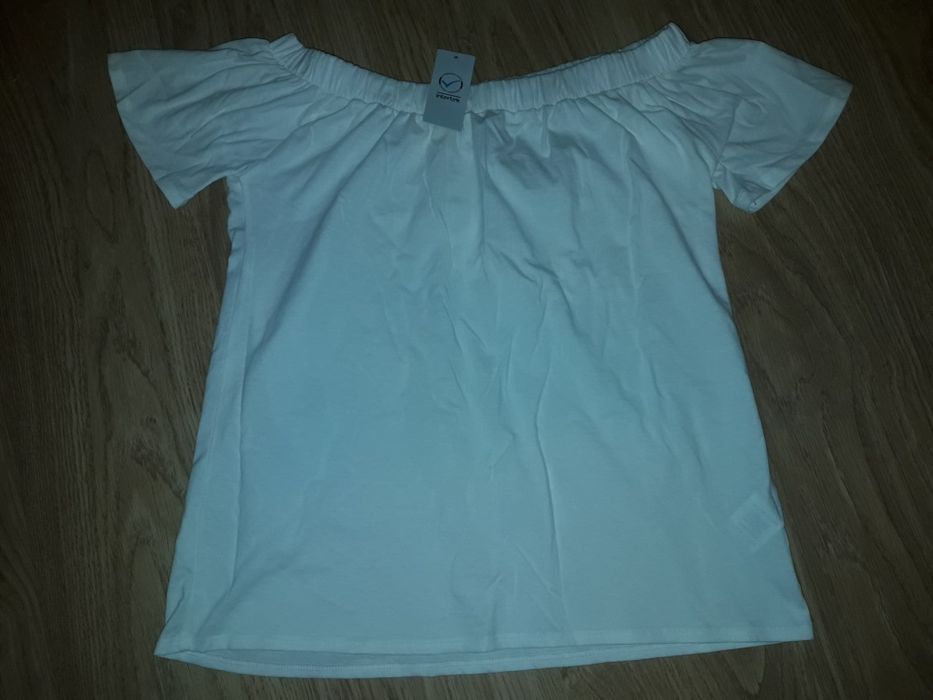 Biała Hiszpanka odkryte ramiona