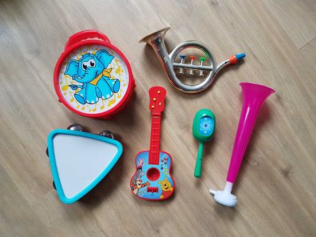 Instrumenty muzyczne Trąbka Tamburyn Bębenek Gitara Marakas Simba Toys