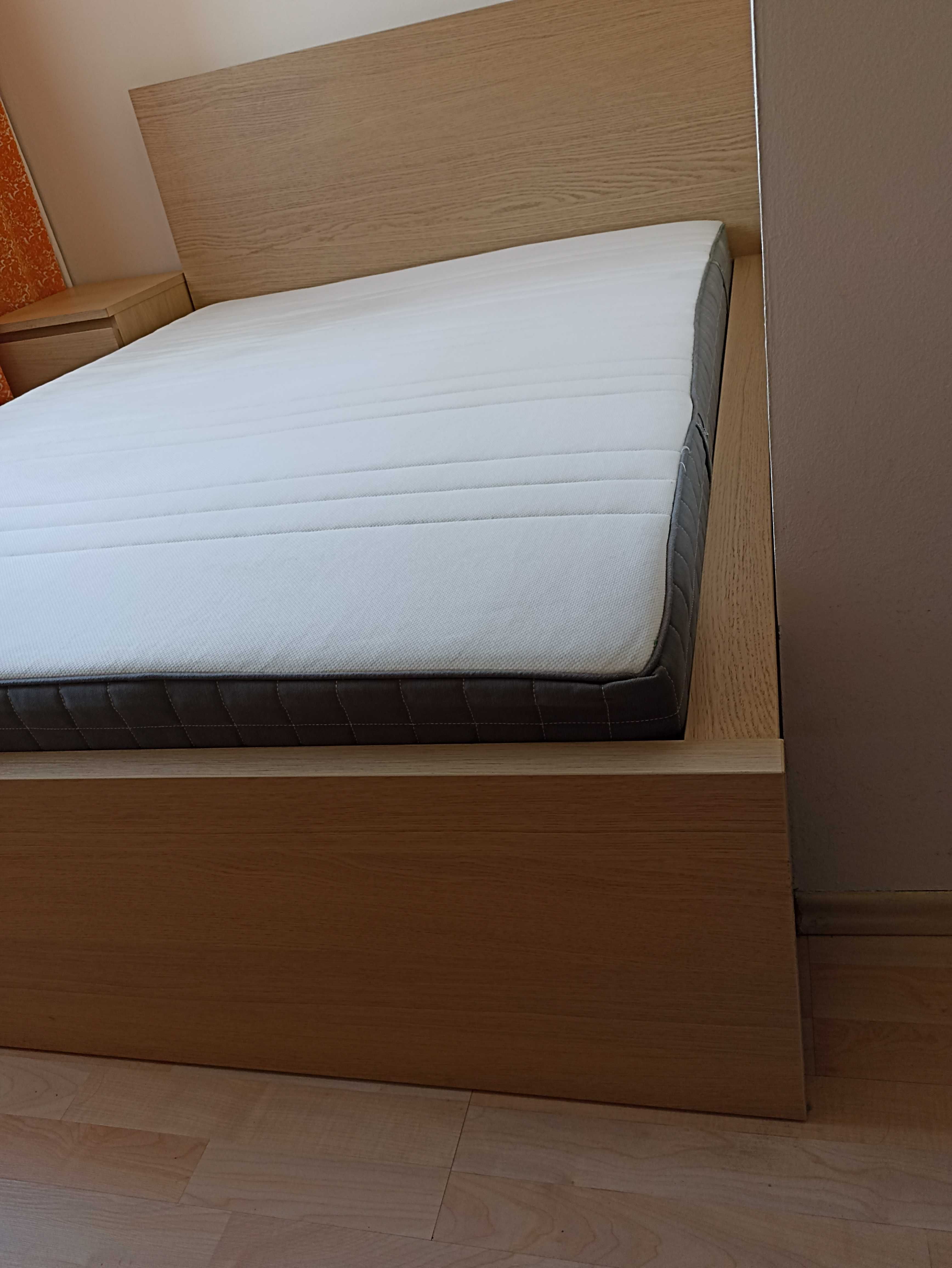 Łóžko do sypialni z materacem