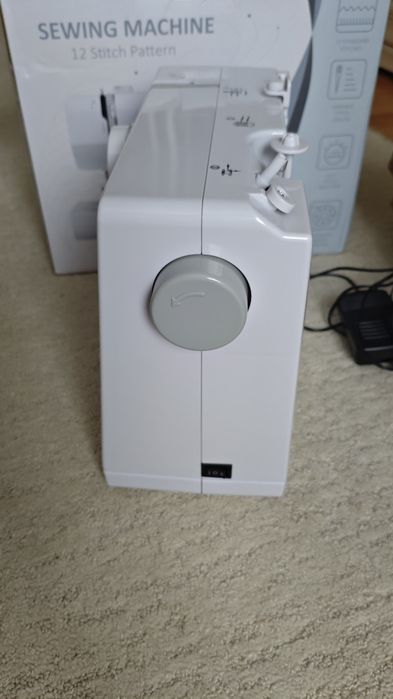 Машинка швейна нова