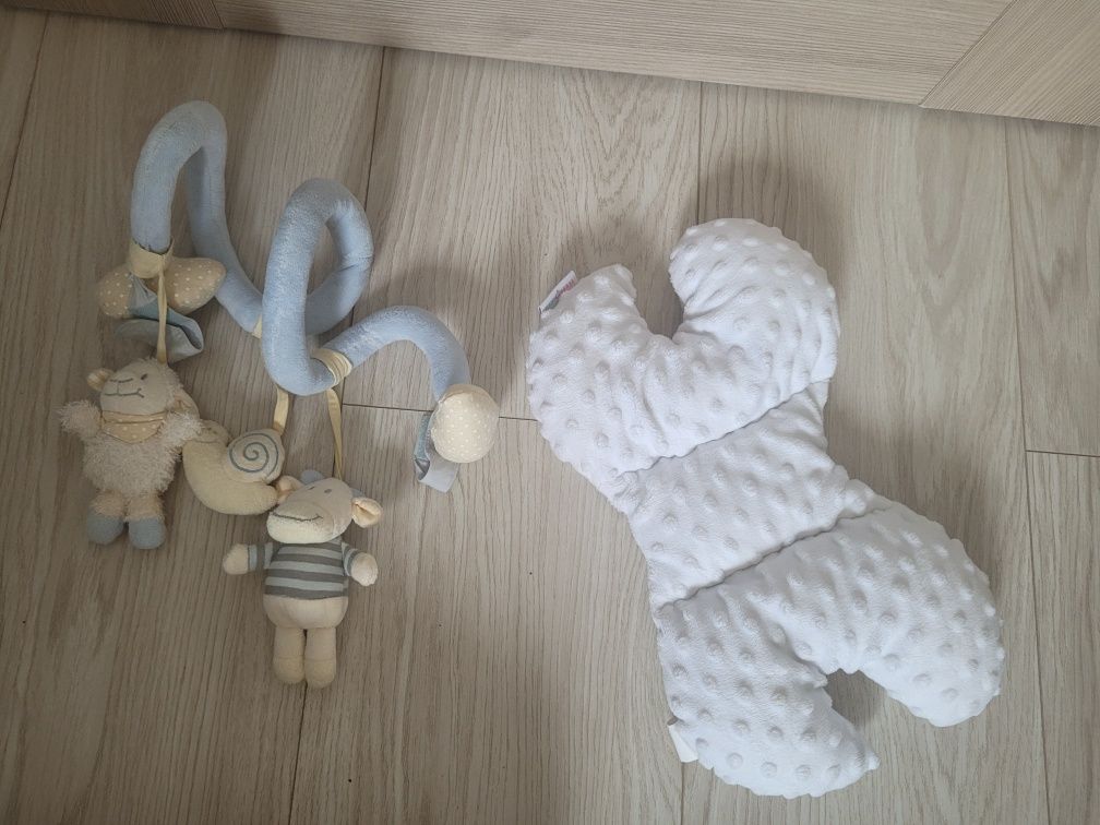 Zabawka na Łóżeczko oraz poduszka-motylek formy Baby Mam