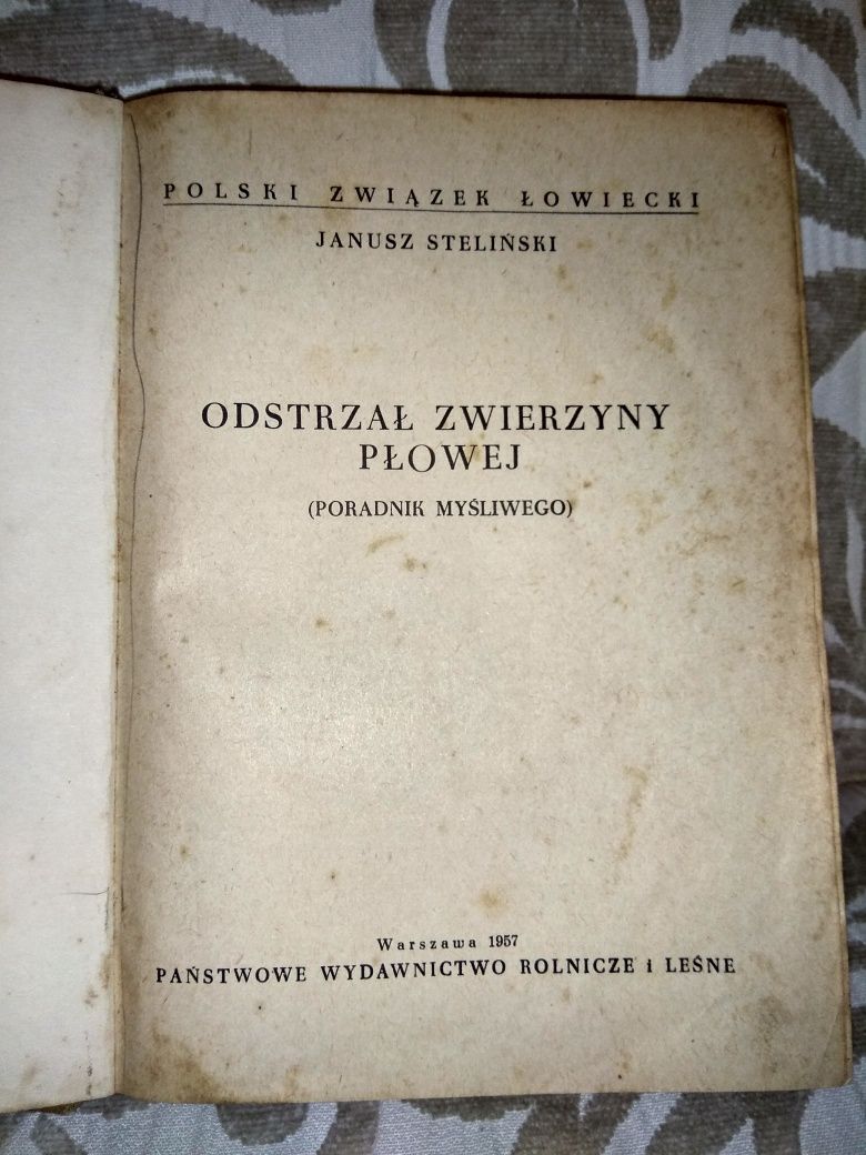 Książka pt. Odstrzał zwierzyny płowej J. Steliński PWRiL 1957