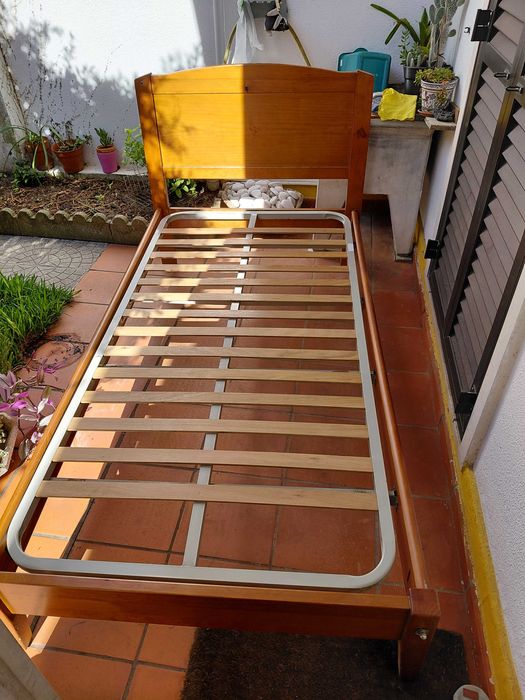 Cama Individual em Madeira com Estrado