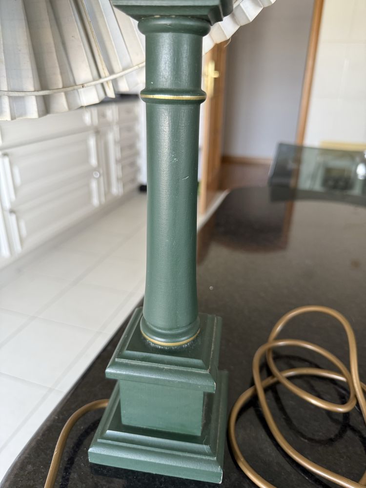 Candeeiro de mesa lacado a verde escuro com abatjour plissado