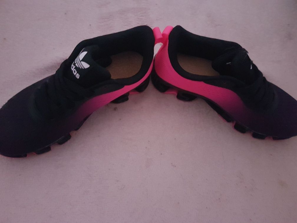 Tênis Adidas rosa e preto