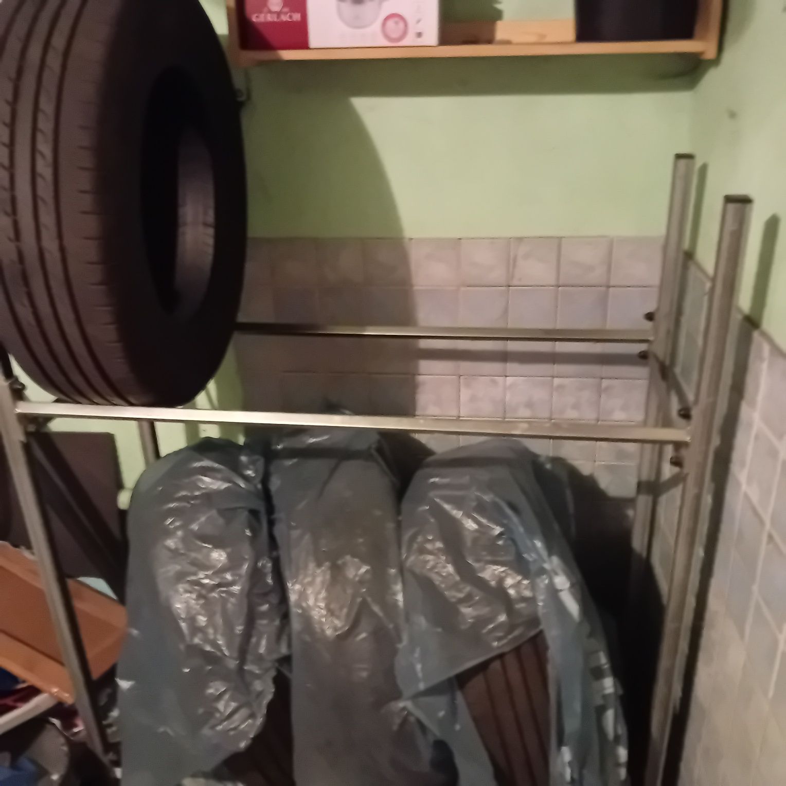 Stelaż na 8 opon. Solidny, metalowy.