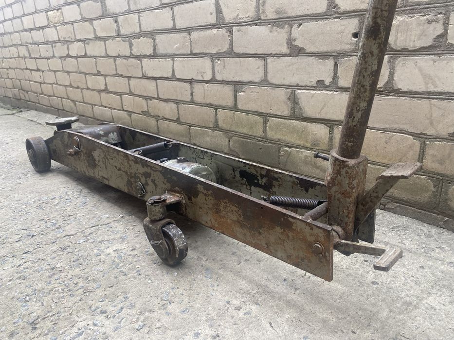 Продам  б/у домкрат подкатный 10 т