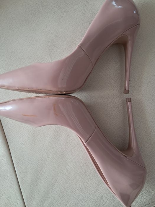 Szpilki beżowe, lakierowane nr37"Aldo"