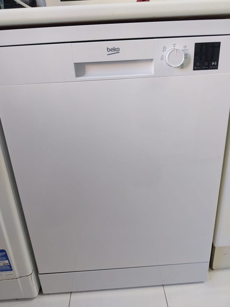Máquina de lavar loiça Beko DVN05320W.