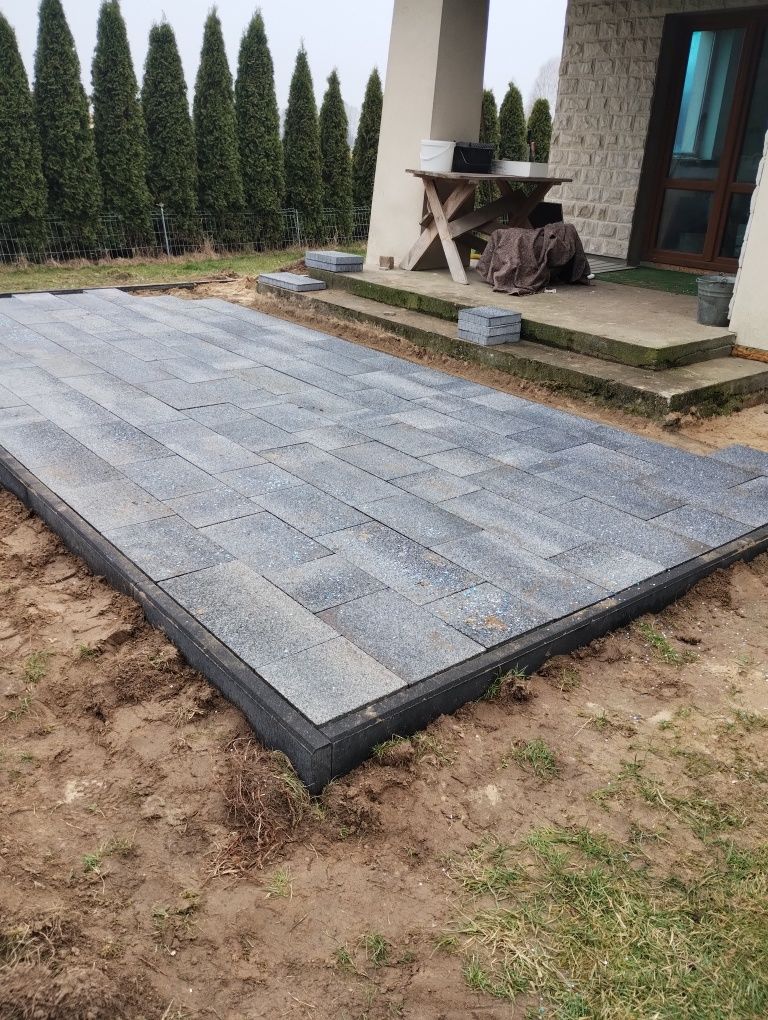 Układanie kostki brukowej , płytek itp.