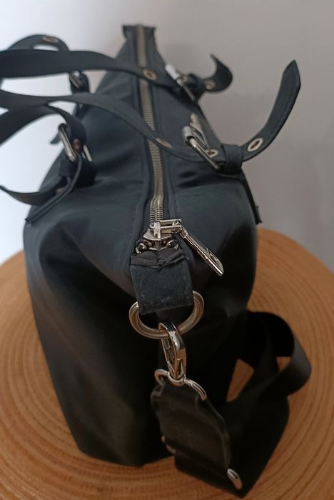 Bolsa preta em poliuretano com alça ajustável e design elegante