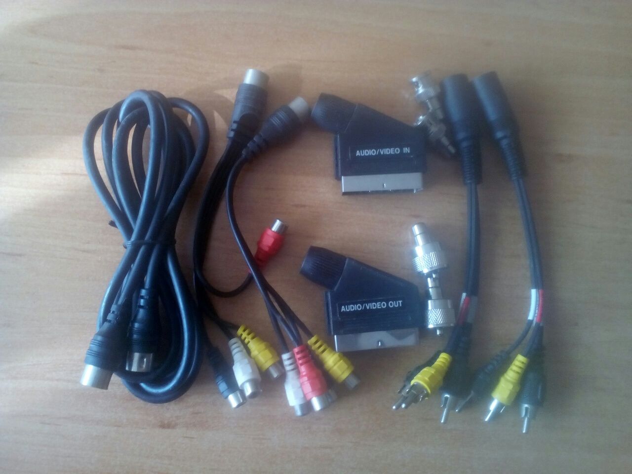 Комплект шнуров для подключения аудио и видео систем к ТВ