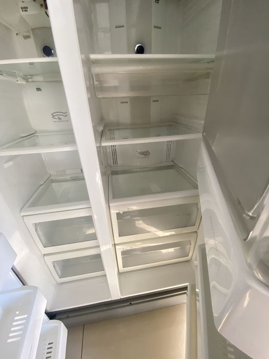 Холодильник із морозилкою(суха заморозка)