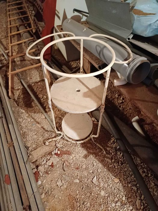 Estrutura de lavatório antigo em ferro