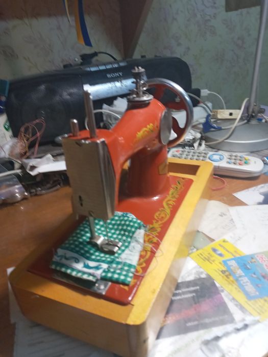 Продам дитячу швейну машинку
